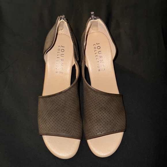 🀄️♣️ JOURNEE COLLECTION ARETHA WEDGE HEEL SANDALS IN FAUX LEATHER SIZE 7 1/2 - Picture 9 of 16